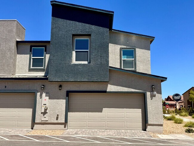 Foto del edificio - BRAND NEW 3 BED 2.5 BATH 2 CAR GARAGE TOWN...