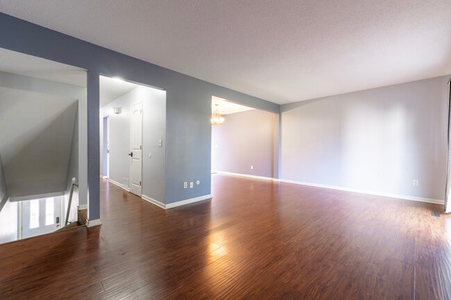 Foto del edificio - 2363 Dorland Ln E