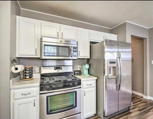 Foto del edificio - 711 Spring Brook Ln