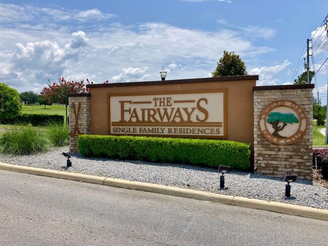 Building Photo - The Fairways Golf Course Home