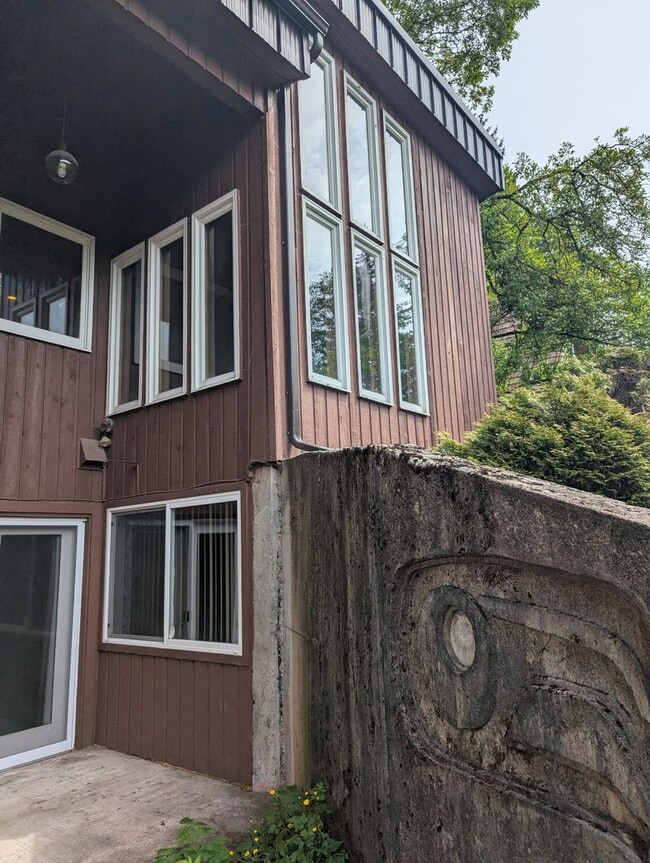 Building Photo - 2 bed/2.5 bath single family home w/ bonus...