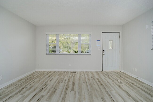Foto del edificio - Bright & Inviting 2BR Home Near the Monon Center