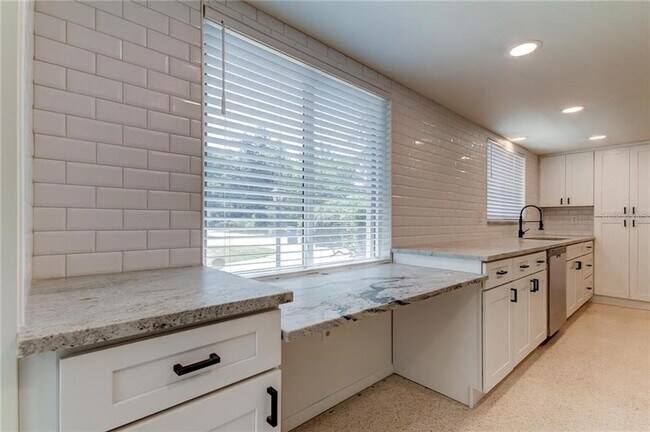 Foto del edificio - 1126 Woodcrest Ave
