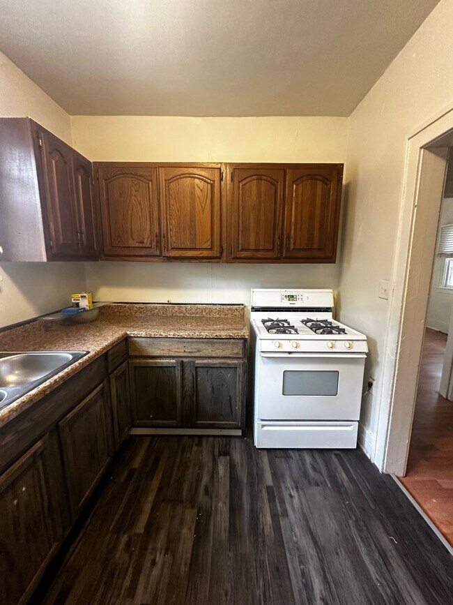 Building Photo - Welcome to this charming 2-bedroom, 1-bath...