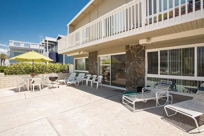 Foto del edificio - Winter 9 month lease! Partially Furnished 2 Bed 2, 1 Bath near the beach. No yearly leases