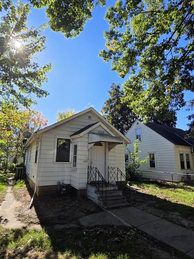 Building Photo - 2104 Reaney Ave E