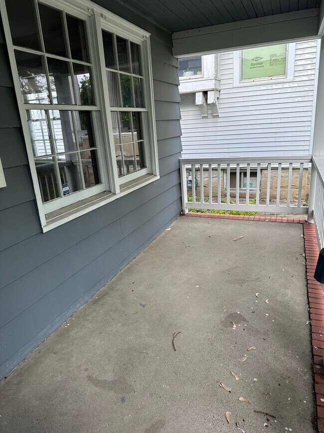 Building Photo - 3 Bedroom / 1 3/4 Bathroom Home Near Downtown