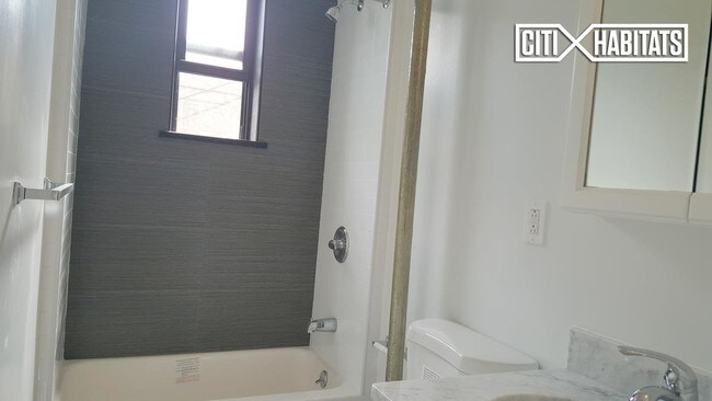 Foto del edificio - 3223 48th St
