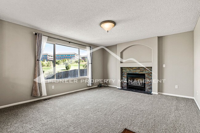 Building Photo - Spacious Home with gorgeous kitchen and ce...