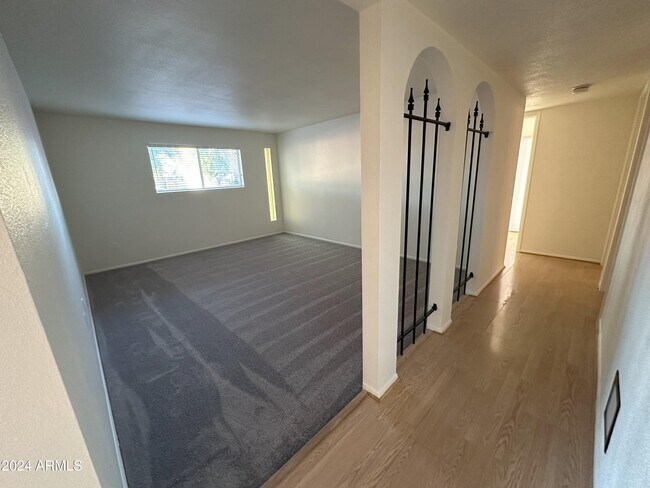 Foto del edificio - 3017 W Sunnyside Dr