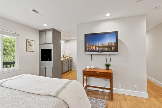 Building Photo - 30 Knollcrest Rd