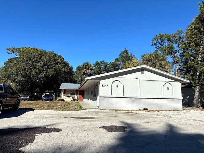 Foto del edificio - 2243-2247 South St Tri-Plex