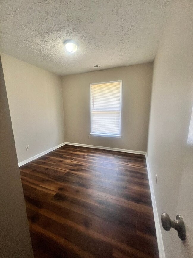 Foto del edificio - Three Bedroom Two Bath Home