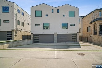 Building Photo - 66B Henry Ave