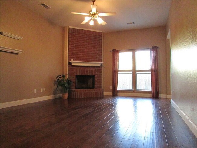 Building Photo - 2704 Douglas Dr