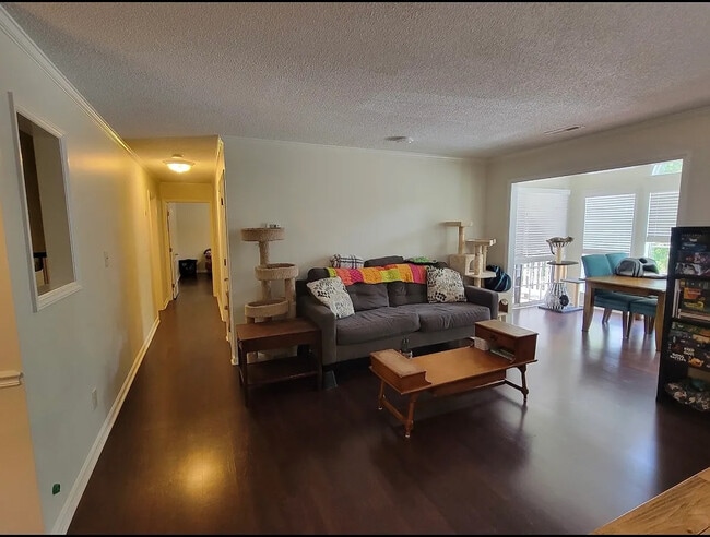 Building Photo - Room in Condo on Balfour Rd