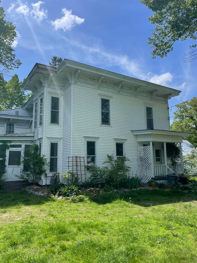 Foto principal - 89 Riverside Dr