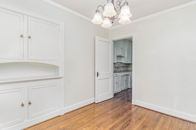 Building Photo - 5926.5 La Vista Dr