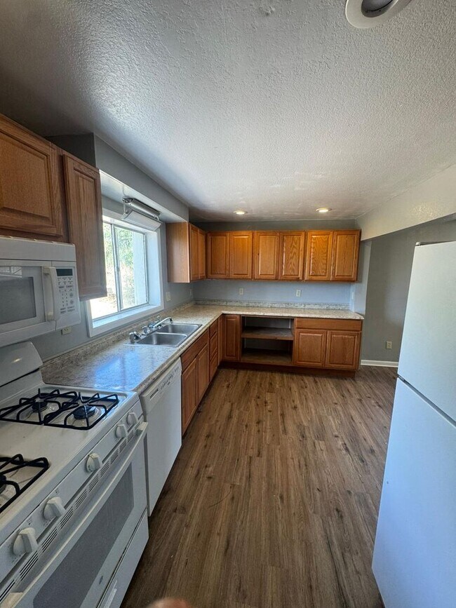 Foto del edificio - Remodeled 4 bedroom in Trinidad!