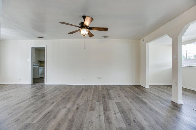 Foto del edificio - 1921 W Ave J