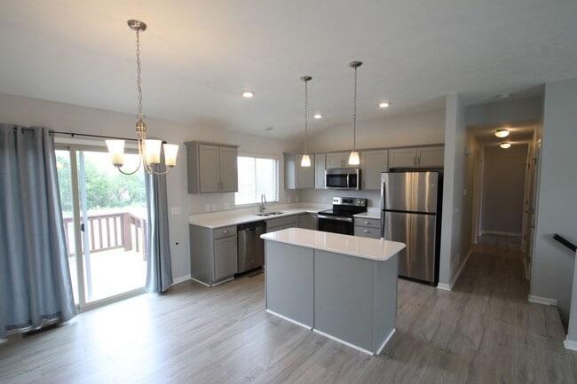 Building Photo - 3 Bed 2 Bath Bennington