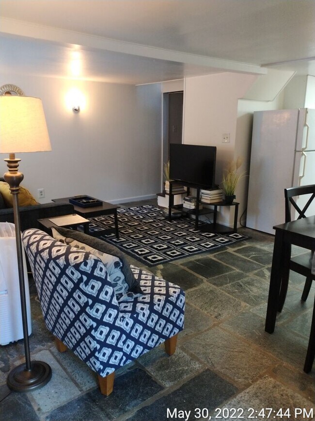 Foto del edificio - Backs up to the UVA south lawn section of campus 1 bdrm  1 bath 514 Valley Rd B Fully Furnished I...