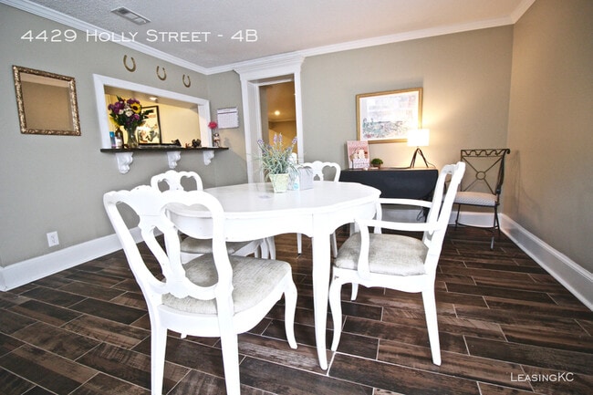 Building Photo - Rare four bedroom apartment on the Plaza!