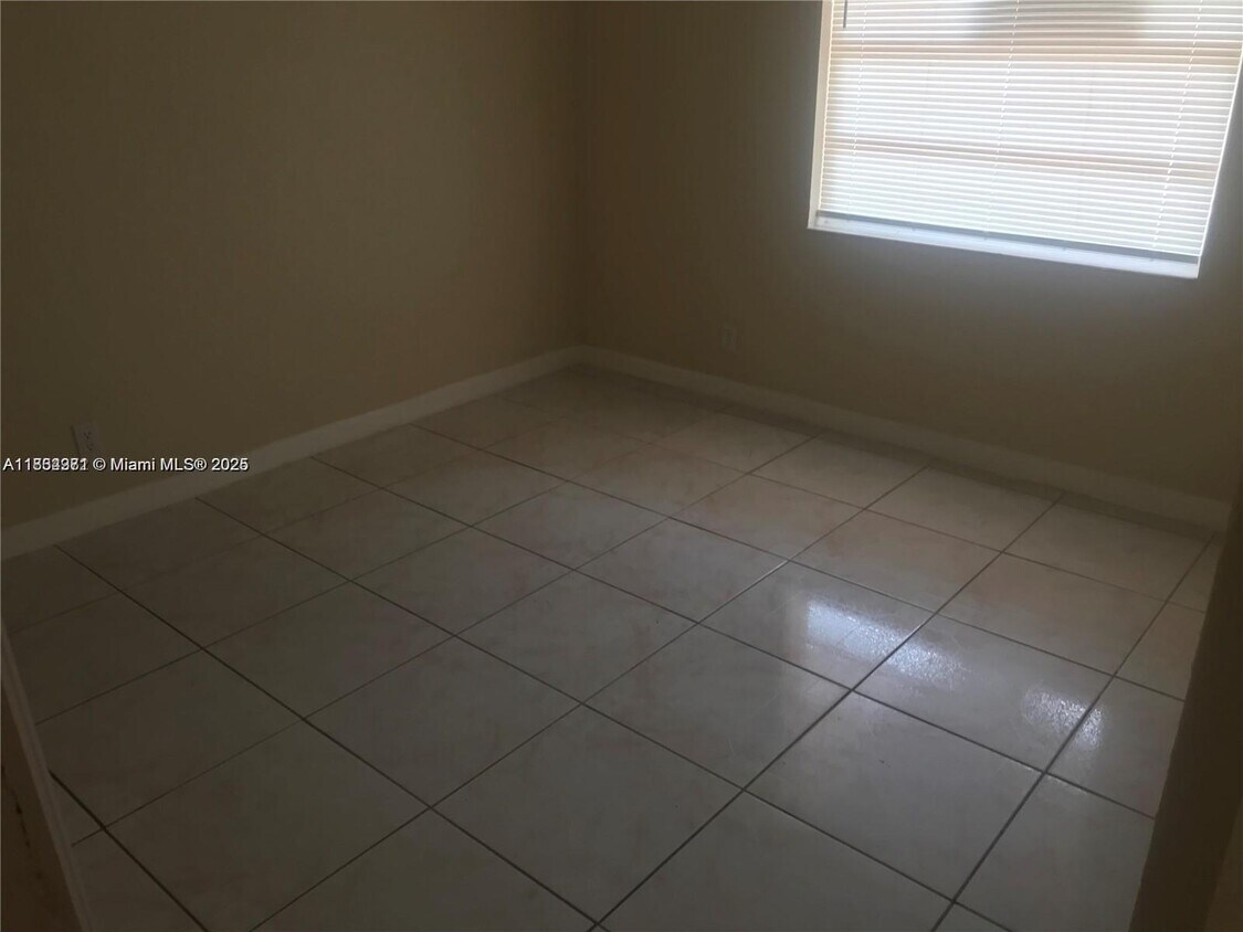 Foto principal - 4971 NW 13th St