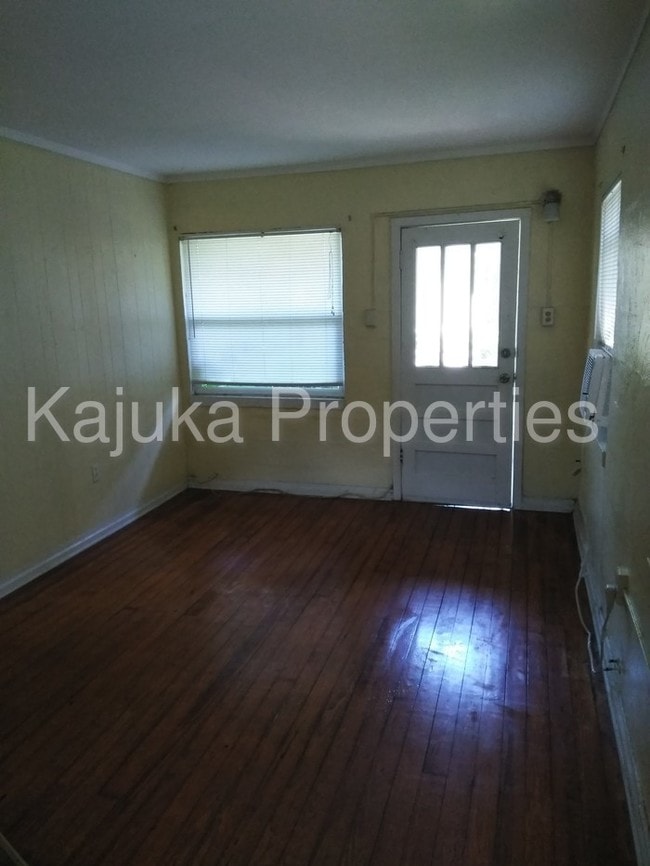 Building Photo - Cozy 1 bedroom, 1 bathroom Duplex