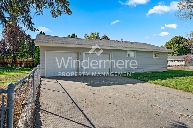 Foto del edificio - Lovely 3 bedroom 2 bath single family home...