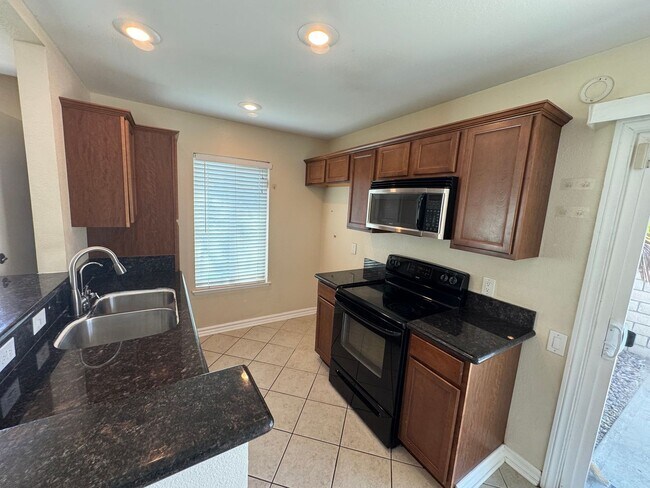 Foto del edificio - 2 Bed, 1 Bath Condo with a view of the hills!