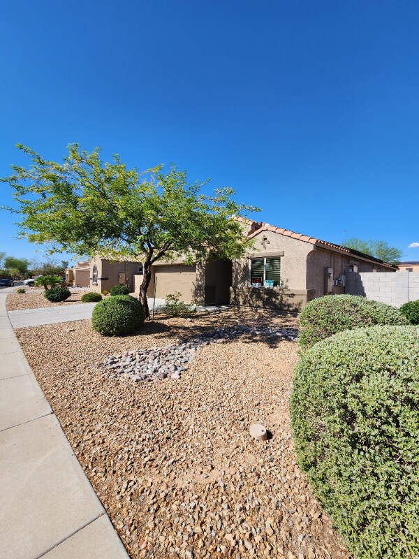 Primary Photo - 1850 N Vista Ln