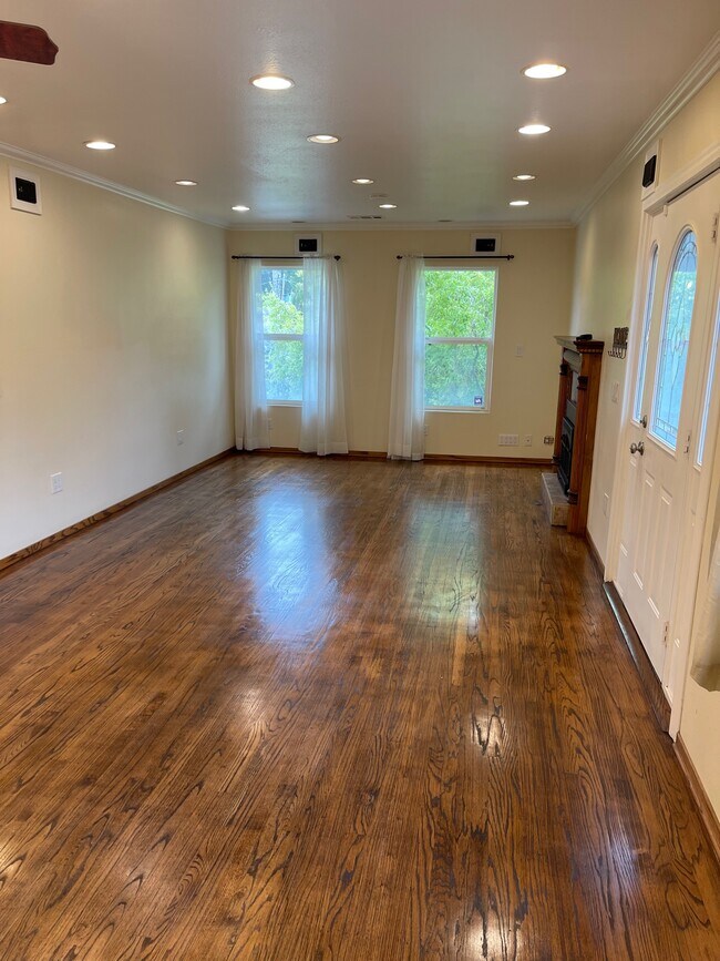 Building Photo - 2180 Rollingwood Dr