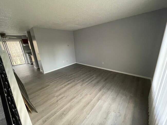 Entry - 1400 Country Side Dr