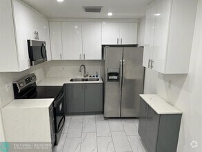 Building Photo - 4655 SW 33rd Ave