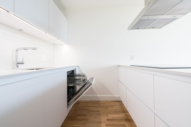 Building Photo - 230 Oak St