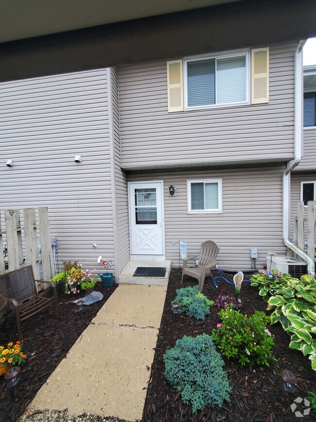 Building Photo - W163N11504 Windsor Ct