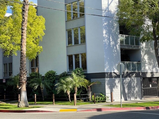Apartamentos uno hacia el oeste - 7556 Hampton Ave
