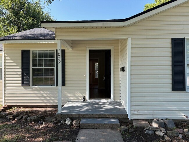 Building Photo - 1059 E Elm St