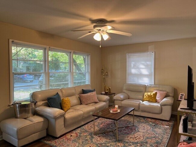 Foto del edificio - Charming Chapel Hill Cottage Near UNC with Spacious Backyard