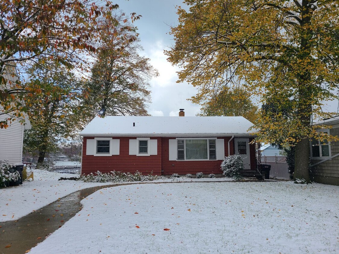 Primary Photo - Two Bedroom House in South Haven on Black ...