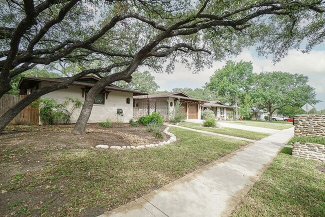 Building Photo - Harmony Hills Charmer