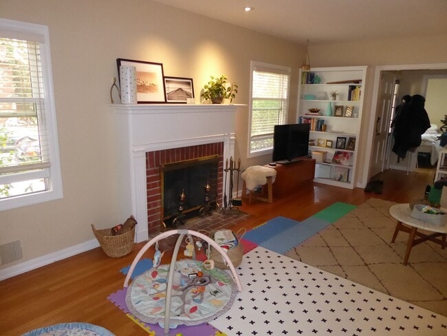 Building Photo - TWO BED / 2 BATH HOME WITH BONUS ROOM ON W...