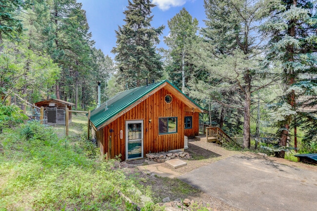 Fenced yard, backyard storage - 15 Ranch Trl