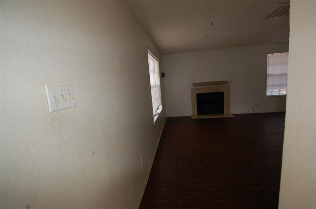 Building Photo - 606 Starlinda Ct