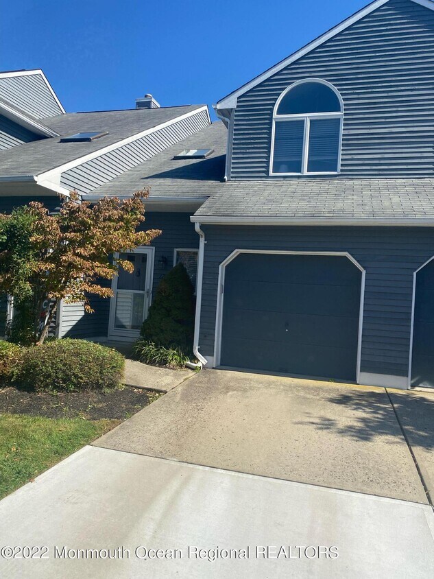 Primary Photo - 121 Shore Dr