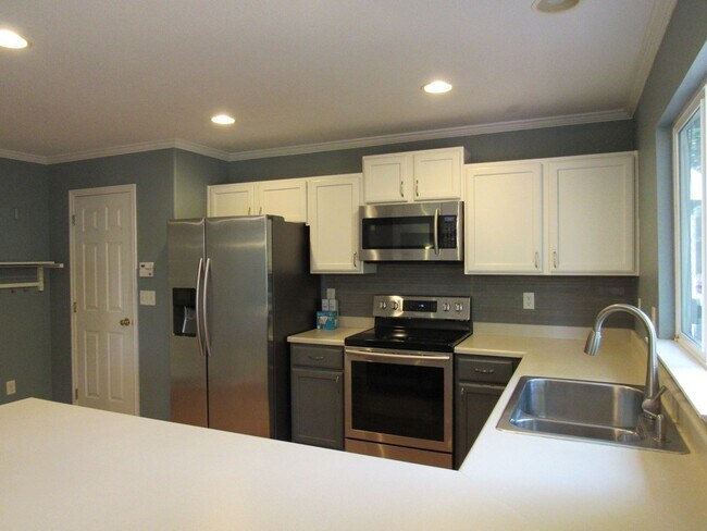 Foto del edificio - Bright and well maintained 4 bed, 3 bath h...