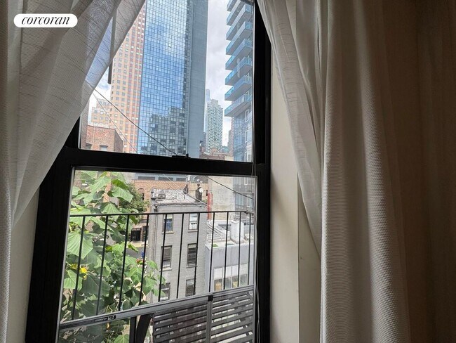 Foto del edificio - 309 W 47th St