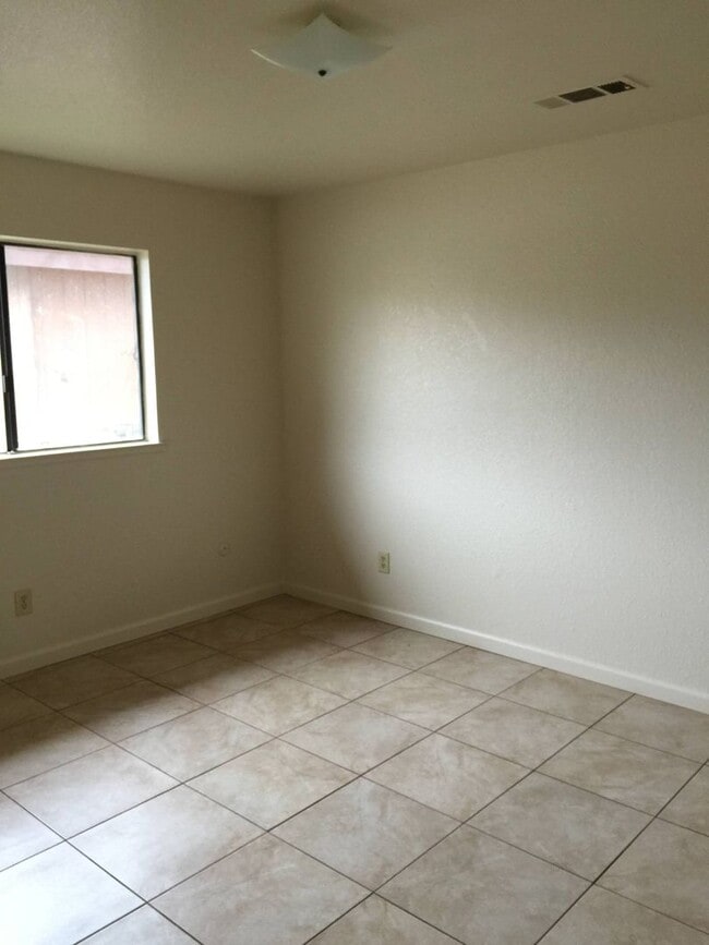 Foto del edificio - 2 Bedroom Apartment - Merced Coming Soon!