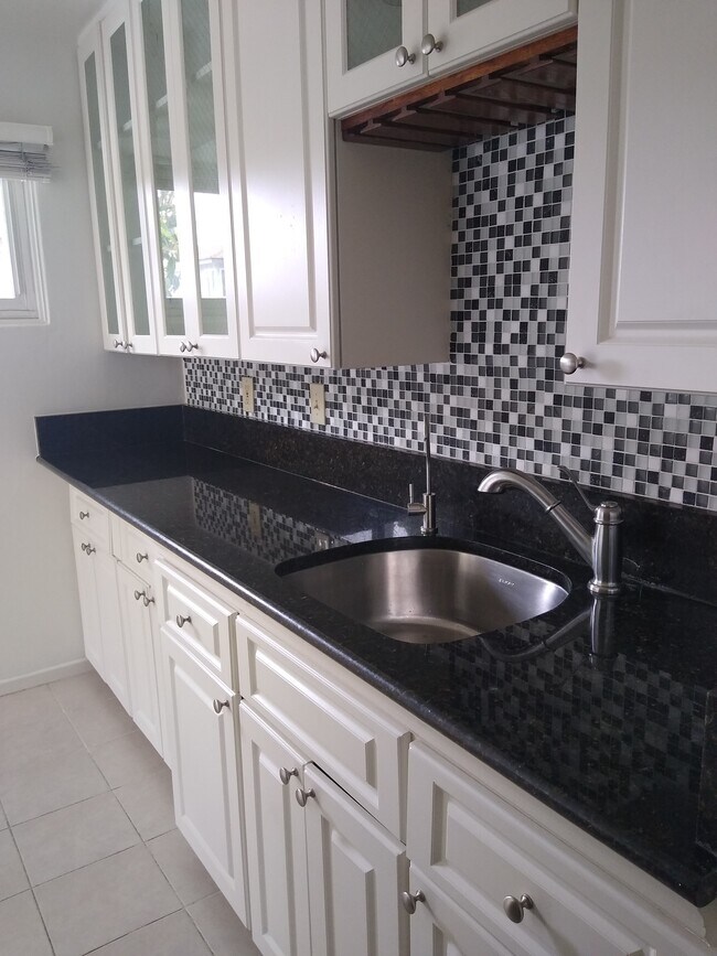 Full kitchen with granite countertop, Culligan water filter, stainless steel GE appliances. - 4127 Everts St